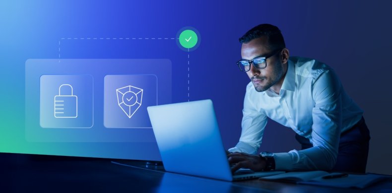 Imagen de una persona frente a su ordenador y unos gráficos de escudos que dan a entender que está cuidando la ciberseguridad de su web